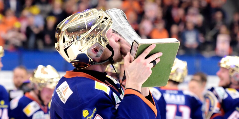 Alexander Johansson kysser pokalen den 23 april 2015.