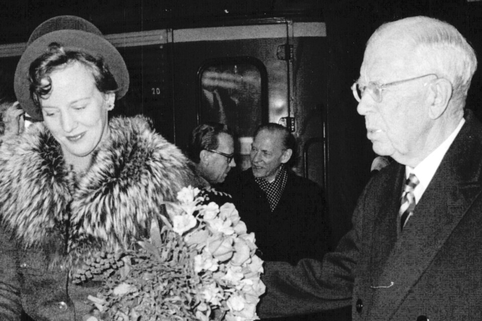 Firandet av kung Gustaf VI Adolfs 90-årsdag i Stockholm. Kungen möter drottning Margrethe på Stockholms central. Till höger prins Henrik.