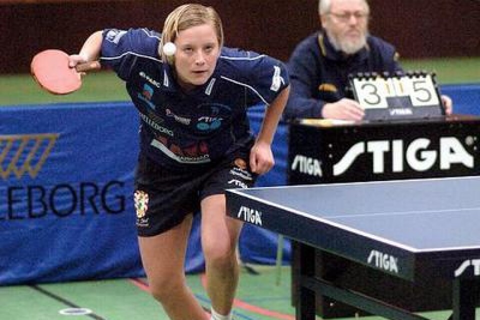Veronica Mattiasson har varit sjuk men är nu på väg tillbaka. Genom att besegra Råås Anna Olsson i en femsetare i den sista singelmatchen ordnade hon segerläge inför dubblarna.