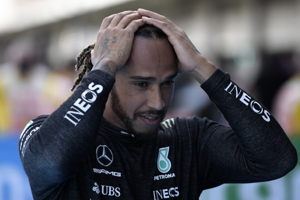 Lewis Hamilton ser lite rörd ut – trots att det var 100:e gången han var snabbast i ett formel 1-kval.