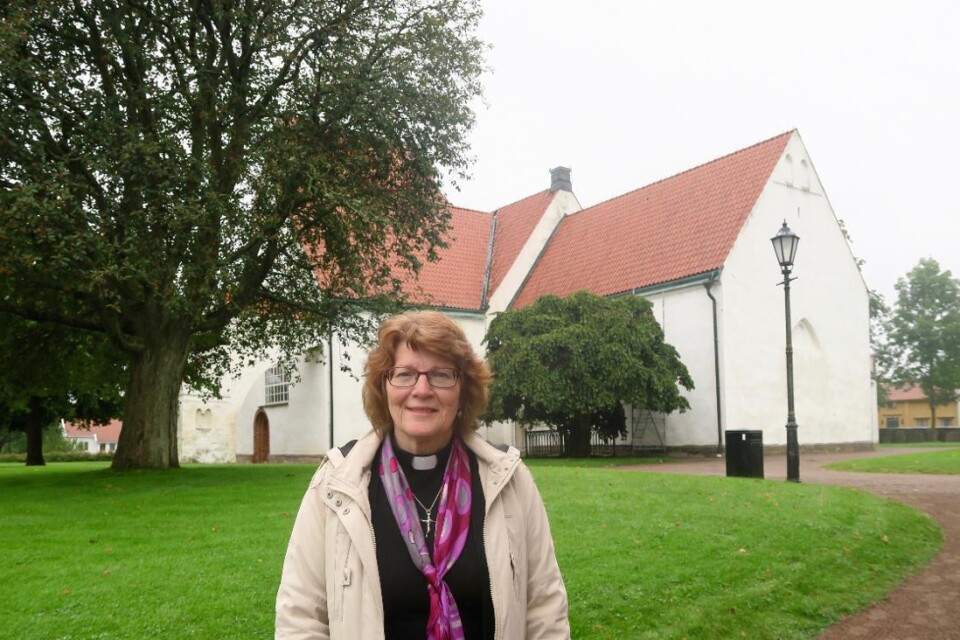Kyrkoherde Gunnel Alvhäll vid Heliga Kors kyrka i Ronneby. Kyrkans äldsta delar är från 1100-talet. 2012 fick kyrkan två stjärnor i Michelins reseguide. Foto: Johanna Rundgren