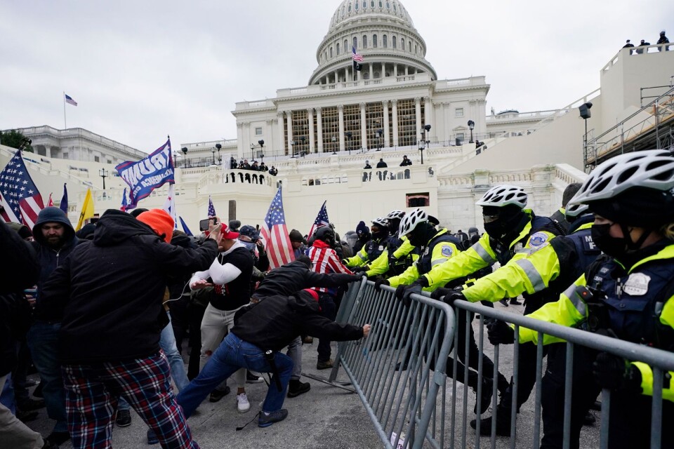 Trumpsupportrar drabbar samman utanför kongressen i Washington D.C, USA.