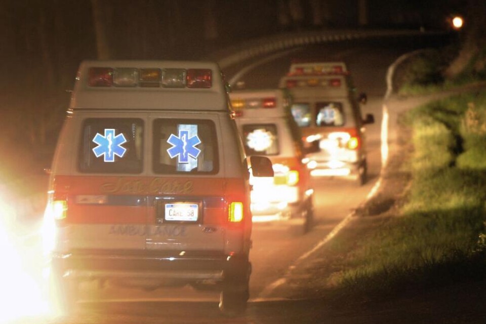 Många ambulanser, men måste de alltid köra ?i skytteltrafik?? Foto: scanpix