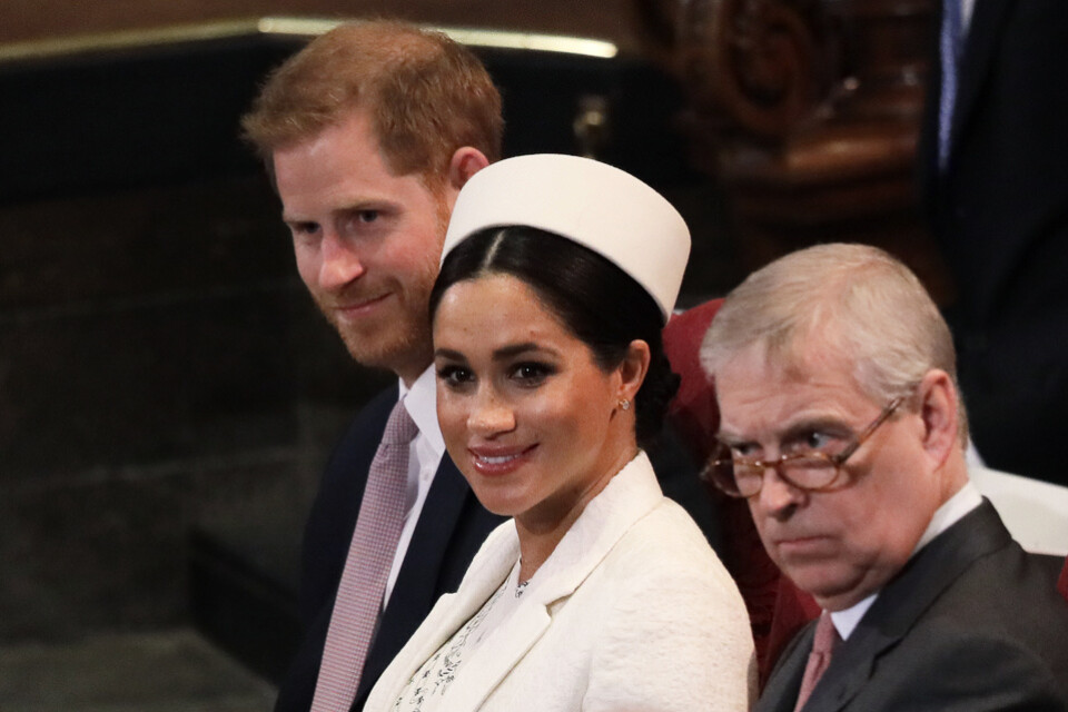 Prins Harry, till vänster, Meghan, i mitten, och prins Andrew, till höger. Nu rapporterar medier i Storbritannien att Harry och Meghan tvingas lämna den bostad de har i Storbritannien för att prins Andrew väntas flytta in. Arkivbild från 2019.