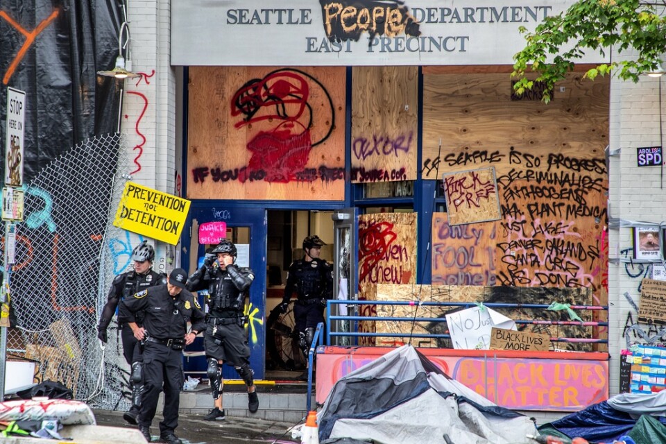 Skyddsutrustade poliser i Seattle tog sig på onsdagen in i den "autonoma zon" som ockuperats en månad.
