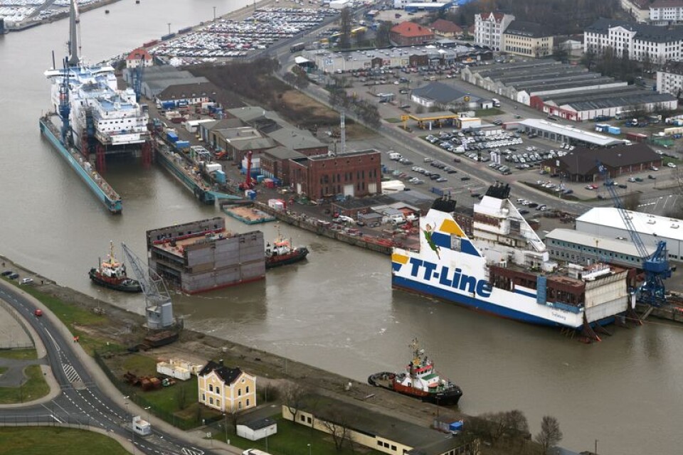 MS Peter Pan ligger i torrdocka i tyska Bremerhaven. Den 15 januari fördes den nya mittdelen på plats för att fixeras vid MS Peter Pans främre del.