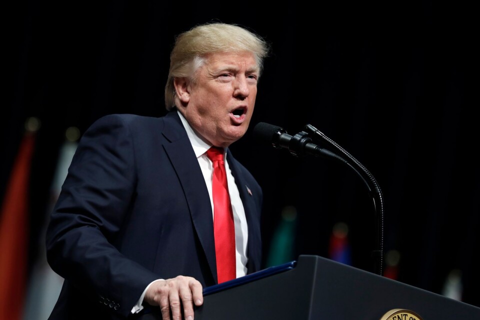 USA:s president Donald Trump har skrivit under en promemoria som behandlar tullar och andra restriktioner mot Kina.