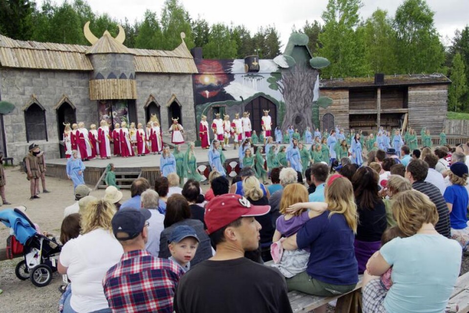 Publiken svek asagudarna och alverna på scenen i Strömbergshyttan. foto: Sif Erlandsson