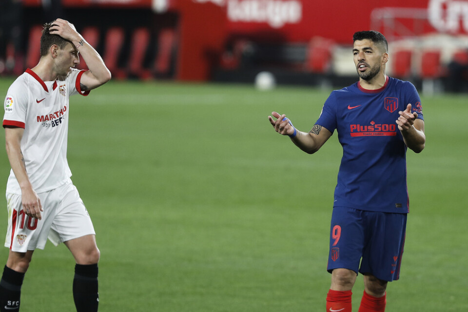 Luis Suarez (höger) och hans Atlético Madrid förlorade mot Sevilla med 0–1.