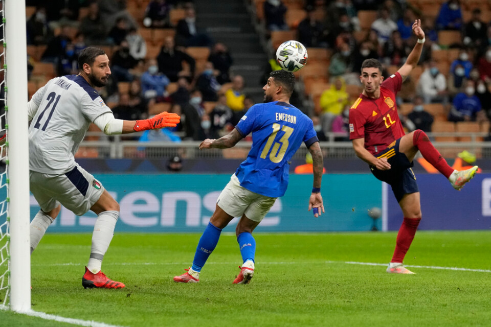 Spaniens Ferran Torres, i rött, gör sitt andra mål i segermatchen över Italien.