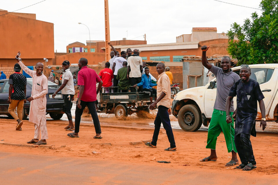 Demonstranter samlas till fredagens protest i Nigers huvudstad Niamey mot planerna på en militärintervention i landet.