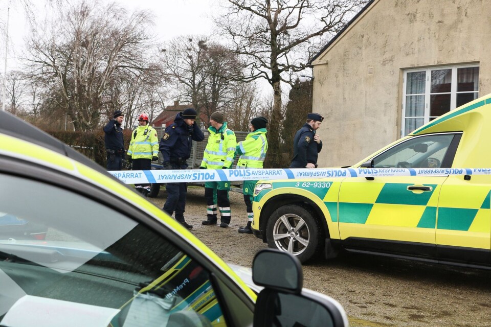 Den 5 februari hittades en man död i byn Vallby på Österlen. Kort därefter startade polisen en förundersökning om mord.