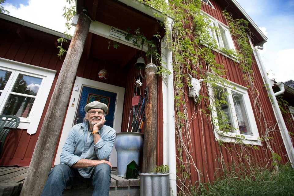 Konstnären Bertil Vallien på farstukvisten till huset han levt i med hustrun Ulrica i 50 år.