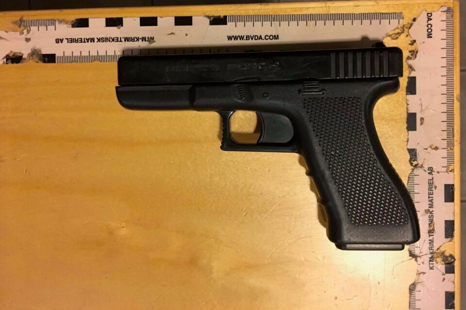 En tonåring åtalas i Kristianstad för att ha hotat en polis med ett leksaksvapen.