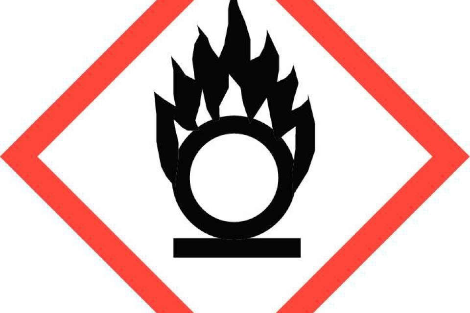 Produkten orsakar reaktion, brand eller explosion i kontakt med brännbara ämnen eller material.