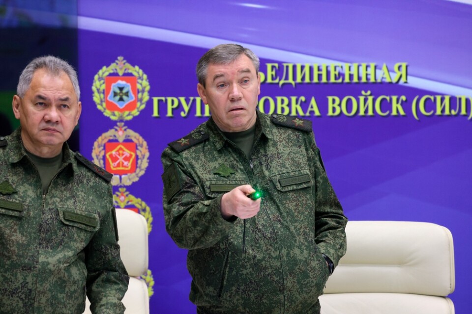 Prigozjins måltavlor. Försvarsminister Sergej Sjojgu till vänster i bild och generalstabschefen Valerij Gerasimov i mitten. Arkivbild.