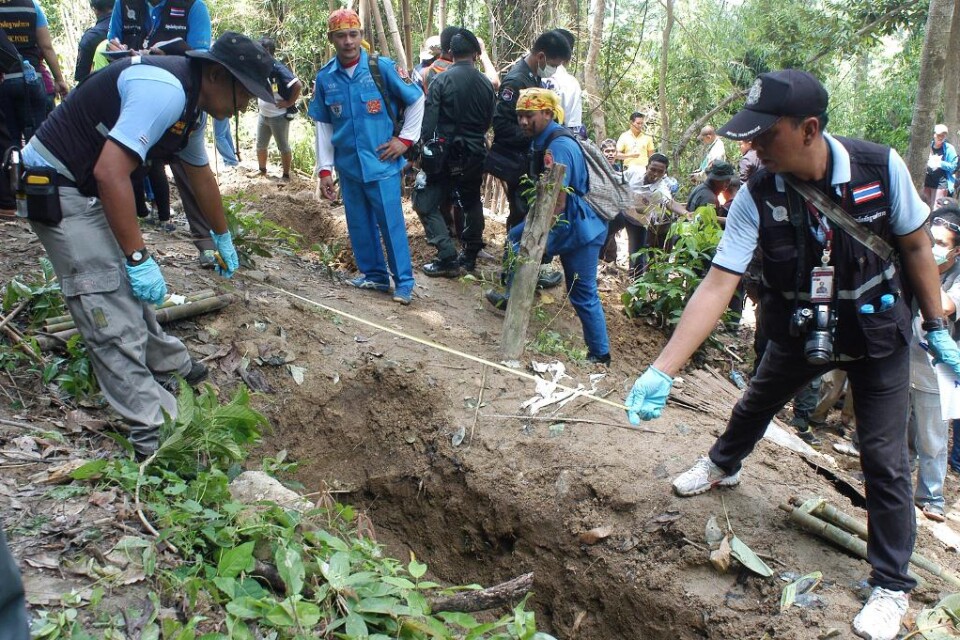 Tre thailändare och en burmes har gripits misstänkta för människosmuggling, efter att man upptäckt en massgrav i Thailand, skriver BBC. Gravarna hittades när bybor fann ett smugglarläger i området, som är ett nav för människohandel. Myndigheter tror att