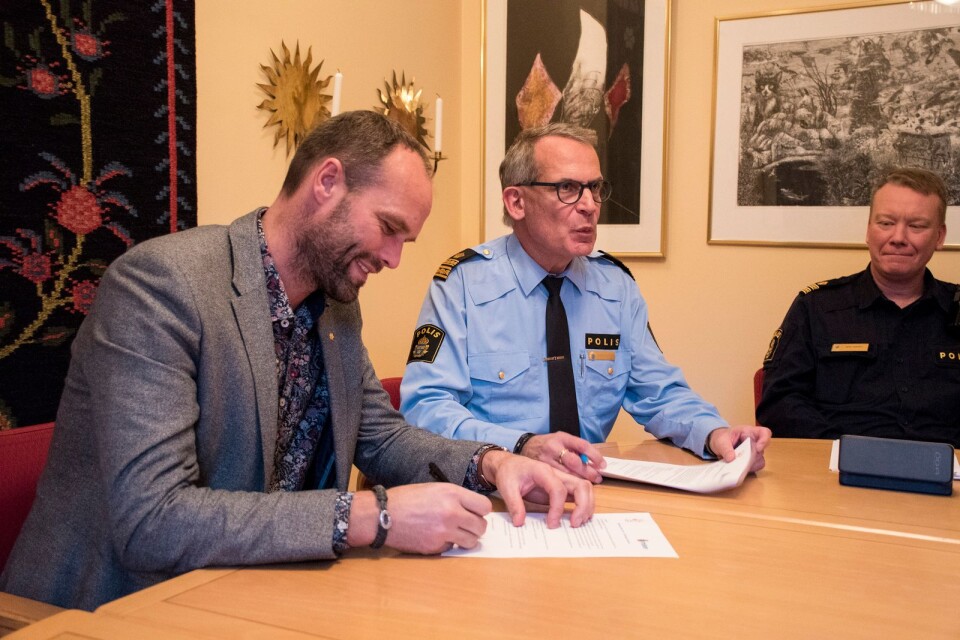 Kommunstyrelsens vice ordförande Daniel Berg (S), lokalpolisområdeschef Anders Knutsson och kommunpolis Mats Hadartz.
