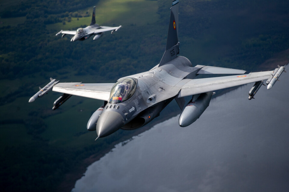 Ukraina uppger att landet kommer att få ett "betydande antal" F-16. På bilden syns två plan tillhörande Portugals flygvapen. Arkivbild.