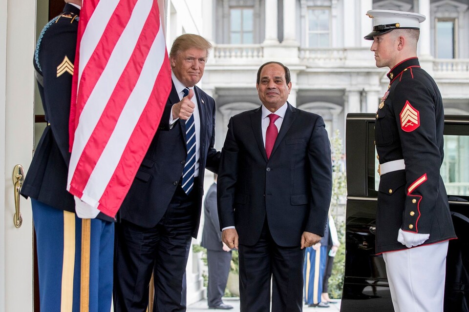 President Donald Trump gör tummen upp och håller sin egyptiske kollega Abdel Fattah al-Sisi om ryggen.
