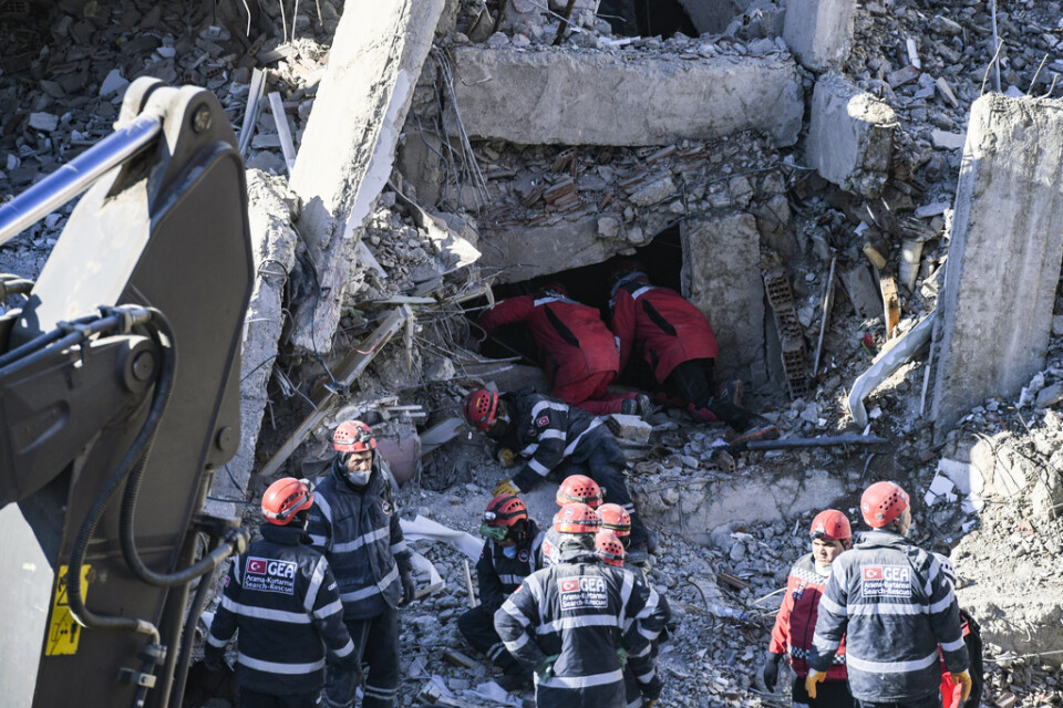 Räddningsarbetare fortsätter att leta efter överlevande i Elazig i östra Turkiet efter jordbävningen i fredags kväll.