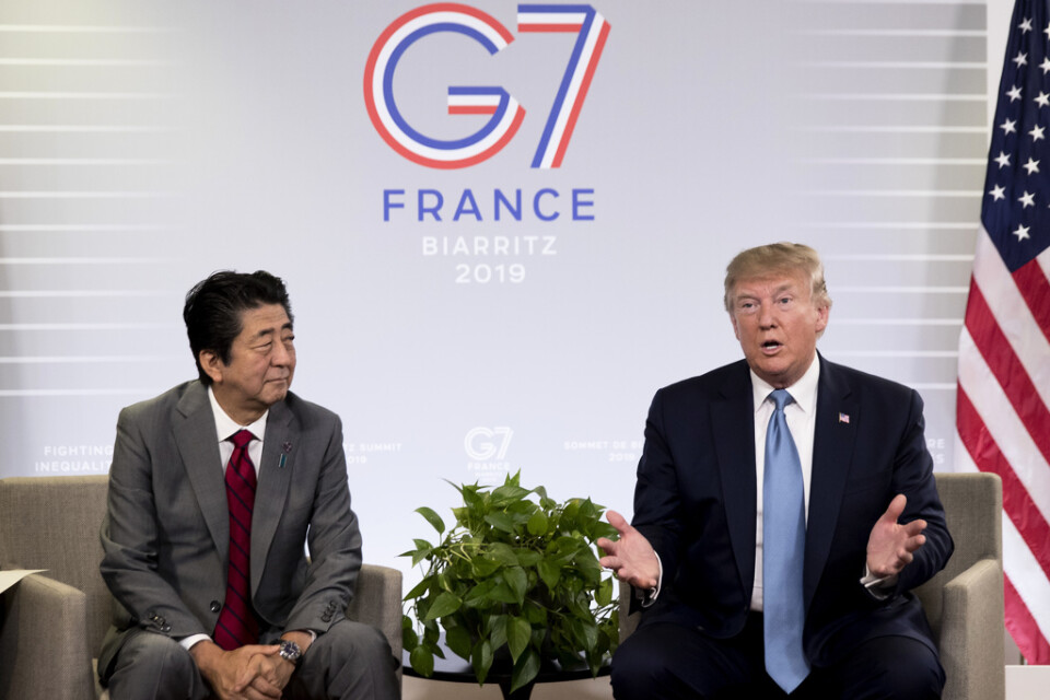 Donald Trump och Shinzo Abe är oeniga om hur allvarligt Nordkoreas uppskjutningar av kortdistansrobotar är. Här under G7-mötet i franska Biarritz.