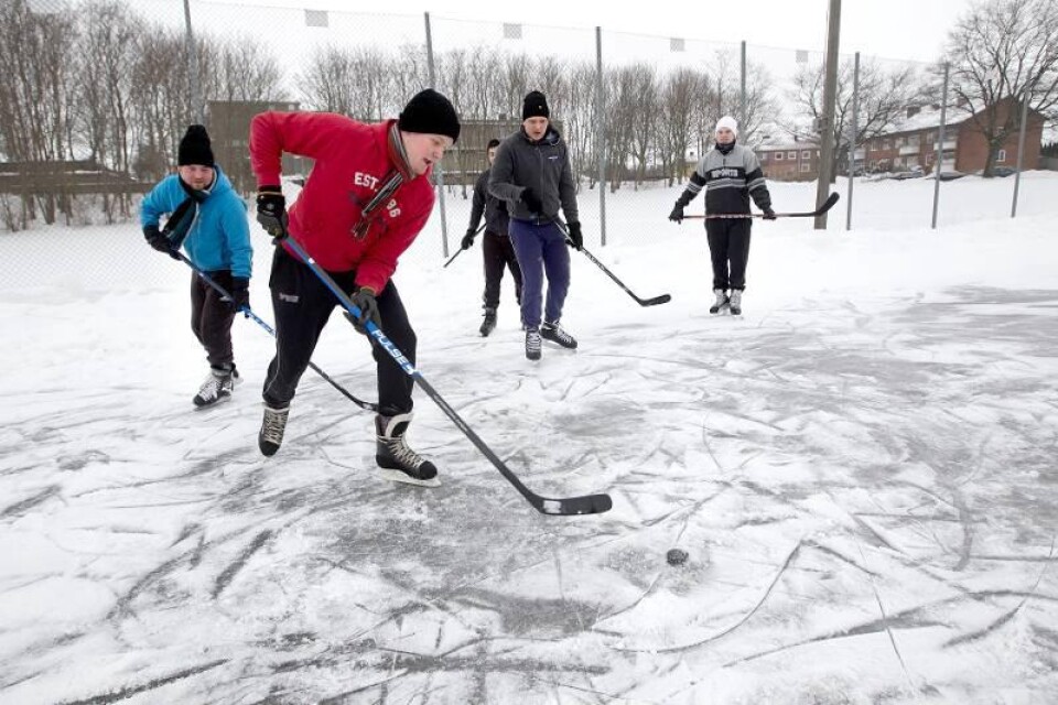 Kevin Grahn i röd tröja och hans kompisgäng passade på att spela ishockey på isen i vid Kastanjeskolan i Tomelilla på torsdagen.