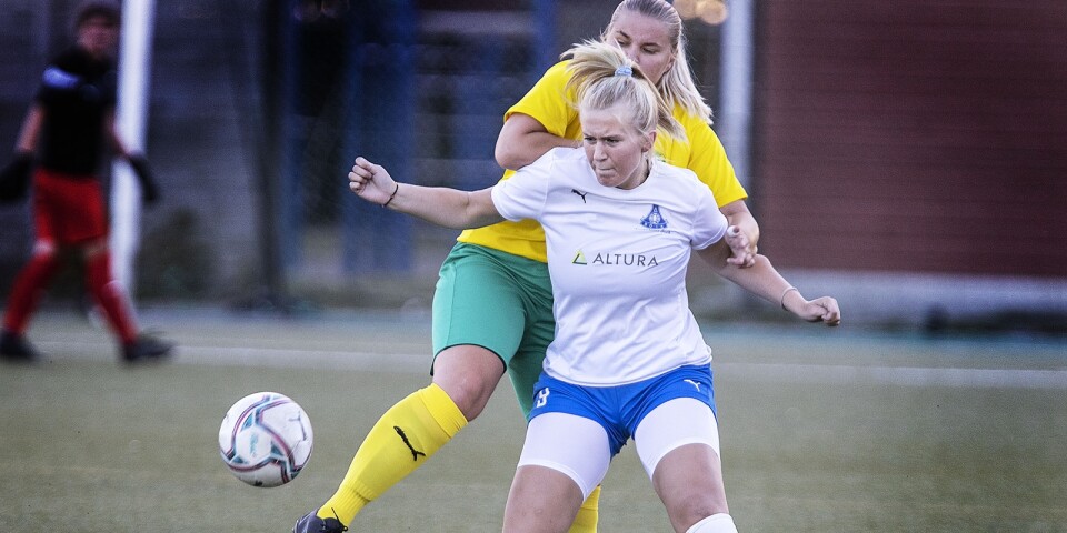 Anderslövs målskytt Elise Segerhagen Thorén håller emot en motståndare i onsdagens hemmamatch mot Skabersjö.