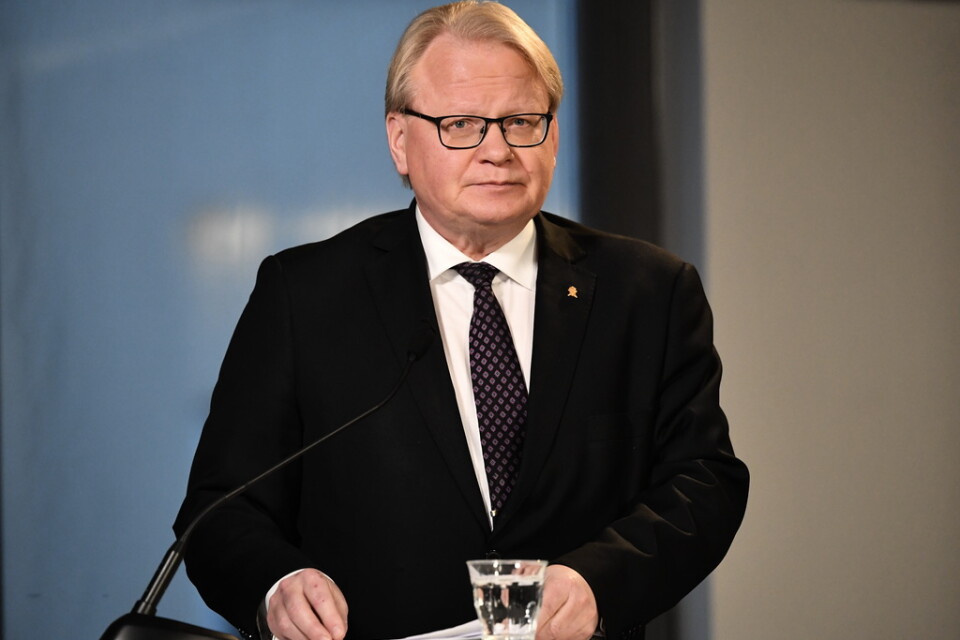 Försvarsminister Peter Hultqvist (S) vill ha mer pengar till försvaret för att klara kostnader vid ett finländskt köp av Jas. Arkivbild.