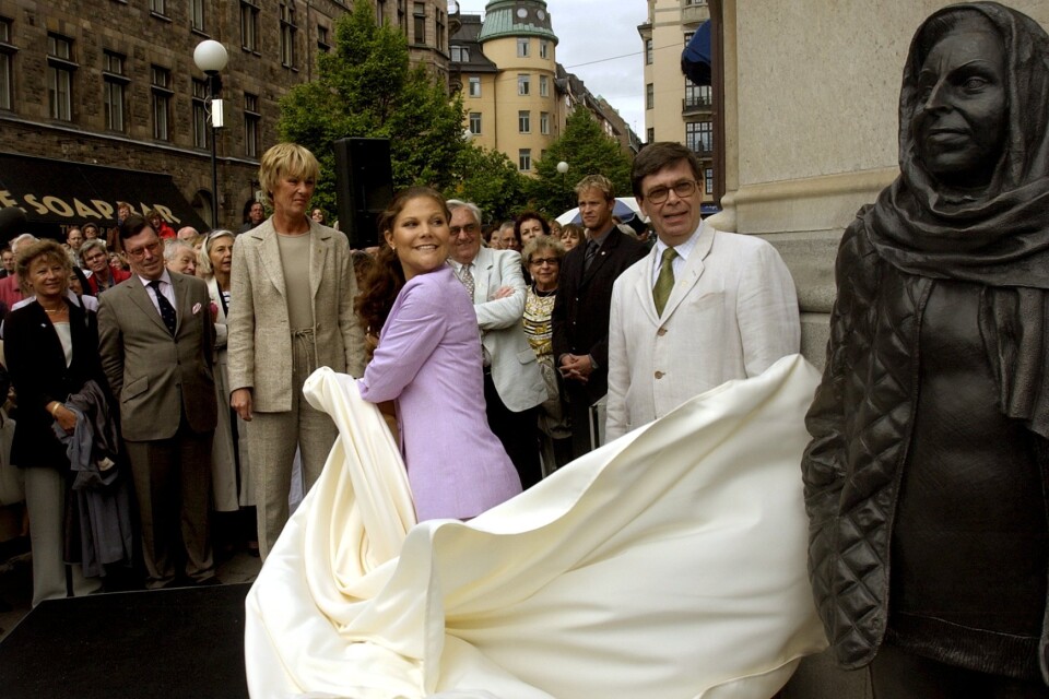 Kronprinsessan Victoria avtäckte statyn av Margaretha Krook vid Nybroplan i Stockholm för 20 år sedan, 2002.