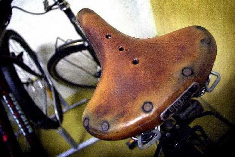 Skön sadel saknar ägare. Den här engelska lädersadeln sitter på en av de upphittade Skeppshultscyklarna som finns på polisens hittegodsavdelning.