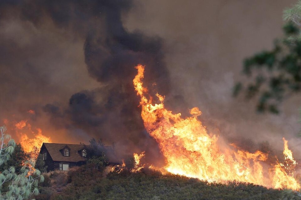 Omkring 9 000 brandmän bekämpar ett tjugotal mark- och skogsbränder i Kalifornien, rapporterar CNN. Över tusen människor har beordrats att evakuera sina hem och en brandman som deltog i släckningsarbetet hittades död på fredagen. Den långvariga torkan,
