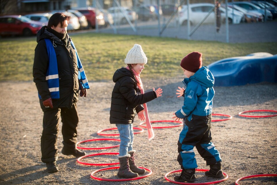 Jolanta Månsson berättar att barnen är nyfikna och gärna vill veta vad det är för aktiviteter på gång. Sten, sax påse är populärt.