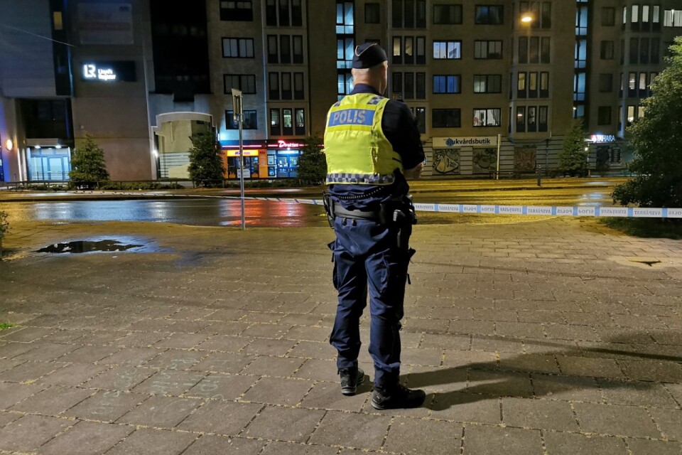 Polis på plats vid avspärrningarna runt Möllevången natten mot lördag.