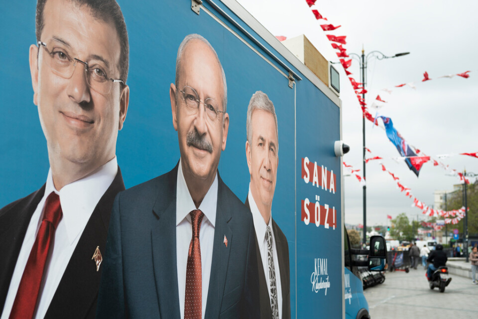 Oppositionskoalitionens presidentkandidat Kemal Kilicdaroglu, i mitten, på valaffischer i Istanbul.
