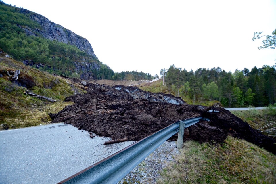 Ett 50 meter brett skred har förstört en väg i Snillfjord i Norge.
