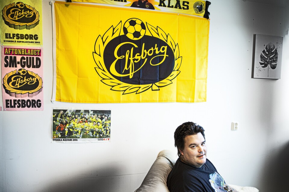 Gulsvart överallt. Marko Burazor har prytt sin lägenhet med flera flaggor och bilder kopplade till favoritlaget IF Elfsborg.