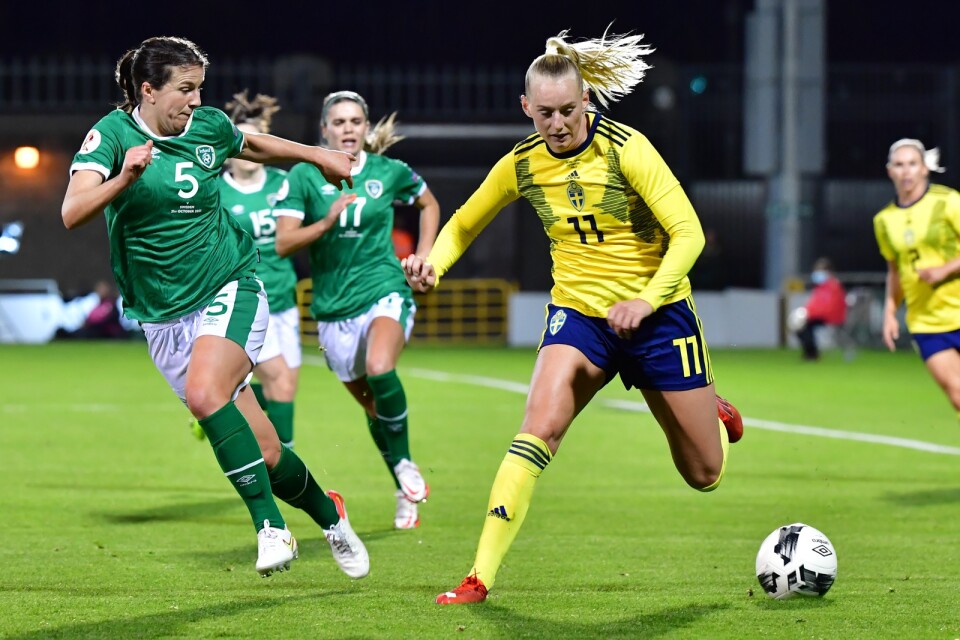 Irlands Niamh Fahey och Sveriges Stina Blackstenius i en fysisk VM-kvalmatch i Dublin.