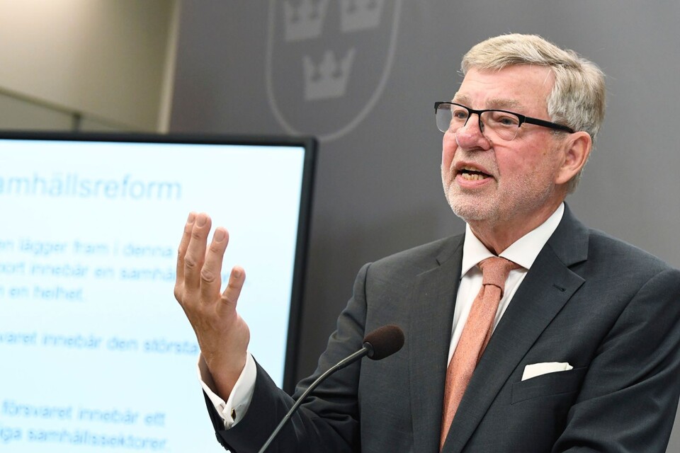 Försvarsberedningens ordförande Björn von Sydow presenterar slutrapporten under en pressträff i Rosenbad.