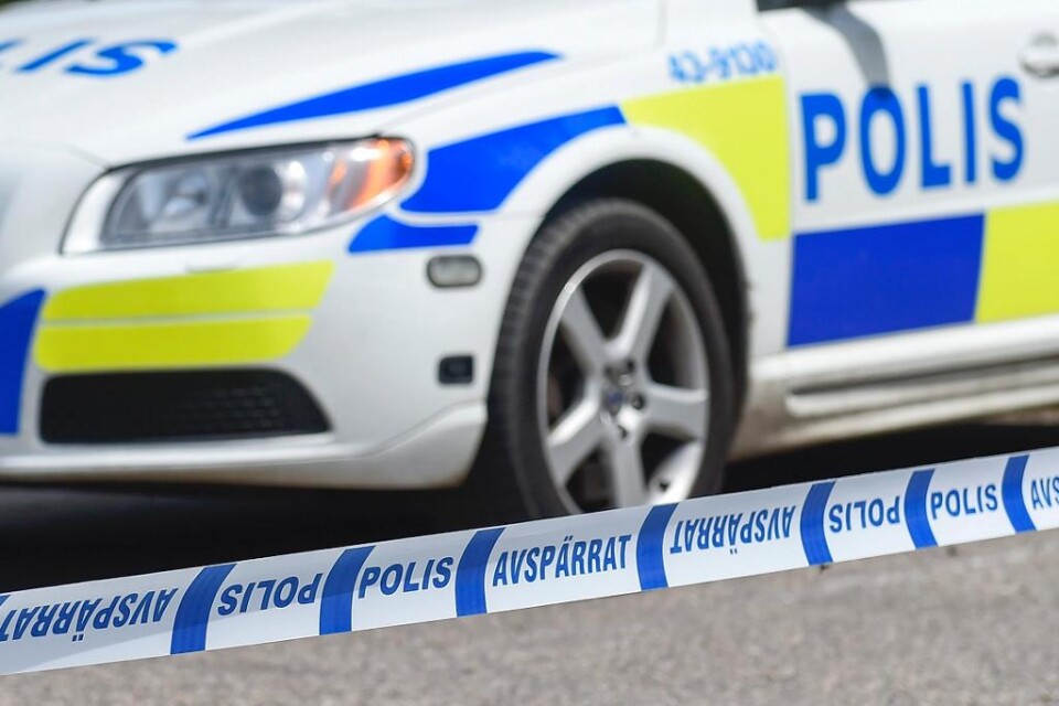 Polis kallades till ett bostadsområde i sydvästra Ronneby sent på måndagskvällen efter att en man i 35-årsåldern hotat två personer, en åttaårig flicka och en man i 20-årsåldern, med kniv. - Ingen ska ha skadats men mannen greps och misstänks för olaga