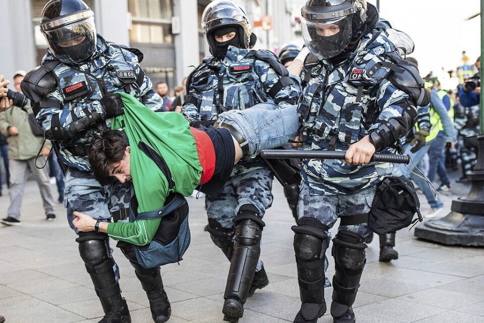 Rysk polis griper en man under en protest i Moskva i helgen, som enligt organisationen White Counter samlade 60|000 människor.
