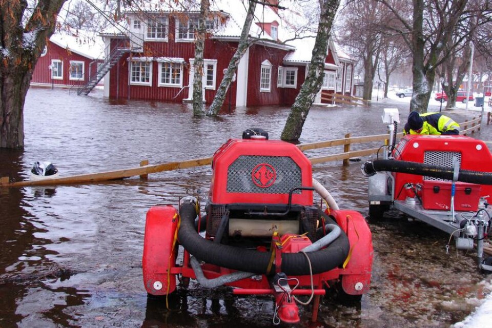 Församlingshemmet i Ålem hotas av vattenmassorna.