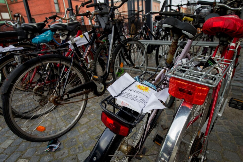 Trelleborgs kommun har satt varningslappar på flera cyklar vid Centralstationen.