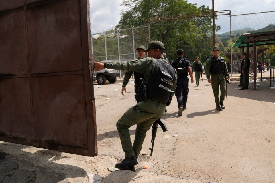 Säkerhetsstyrkor utanför fängelset Tocorón i delstaten Aragua i norra Venezuela.