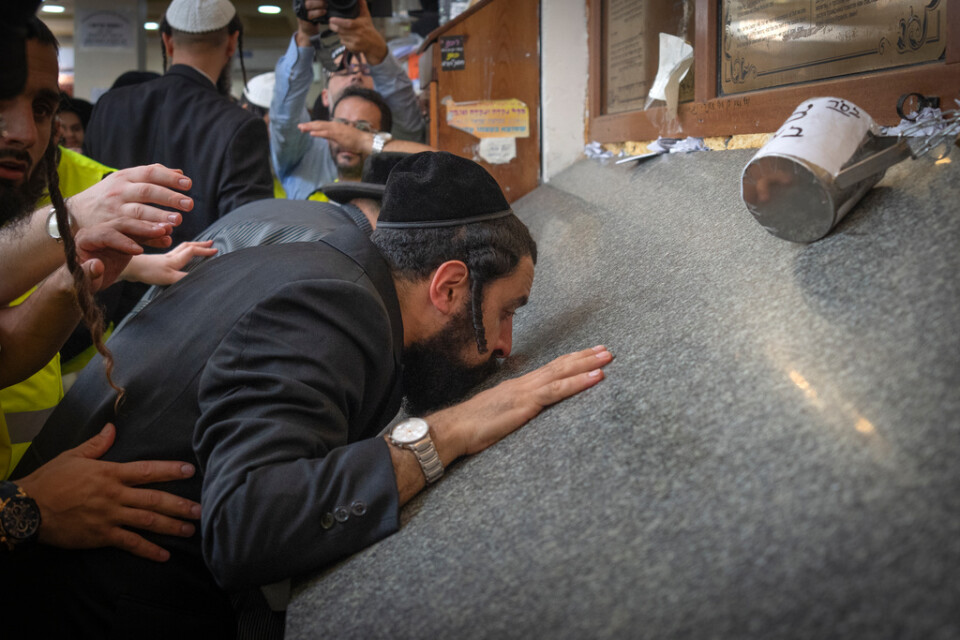 En ortodox jude ber vid rabbin Nachman av Breslovs gravsten i Uman.