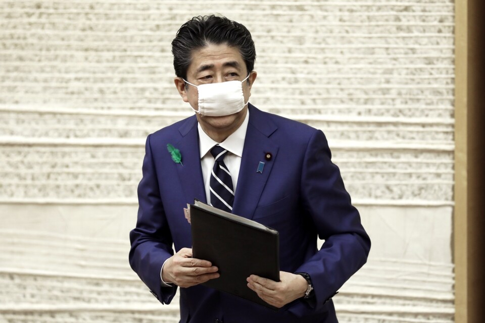 Japans premiärminister Shinzo Abe i skyddsmask på sin presskonferens i Tokyo på fredagen.