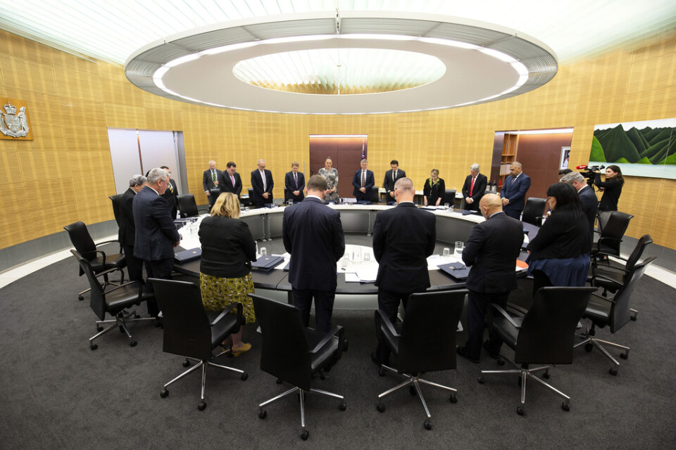 Nya Zeelands premiärminister Jacinda Ardern och hennes regering under den tysta minut som hölls i landet under måndagen till minne av offren för vulkanutbrottet på White Island.
