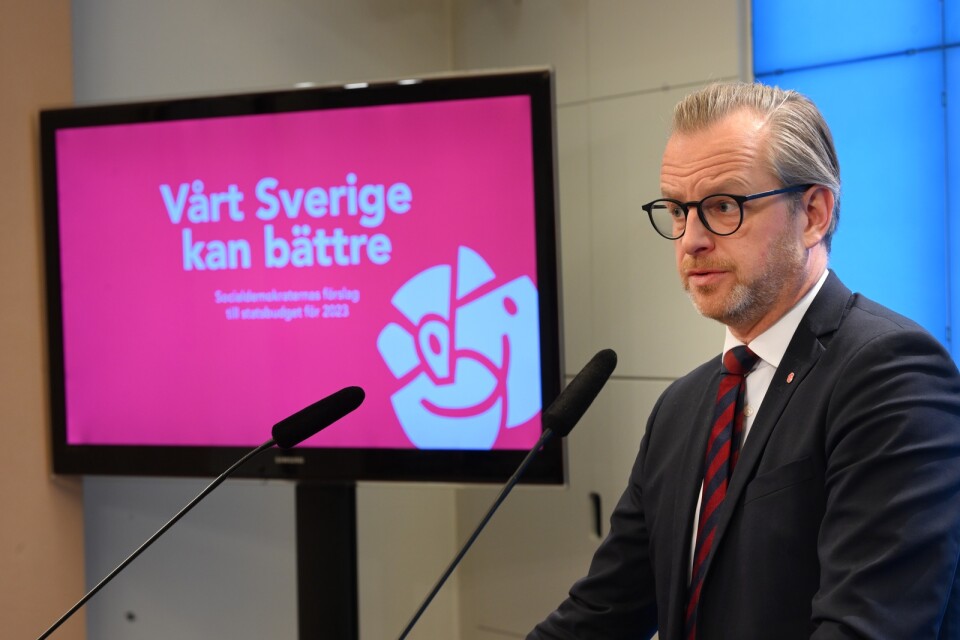 Även Mikael Damberg (S) ekonomisk-politisk talesperson för Socialdemokraterna vill skära ner på biståndet.