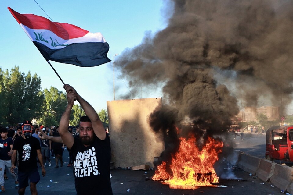 En av veckans många och delvis våldsamma gatuprotester, i Bagdad på fredagen.