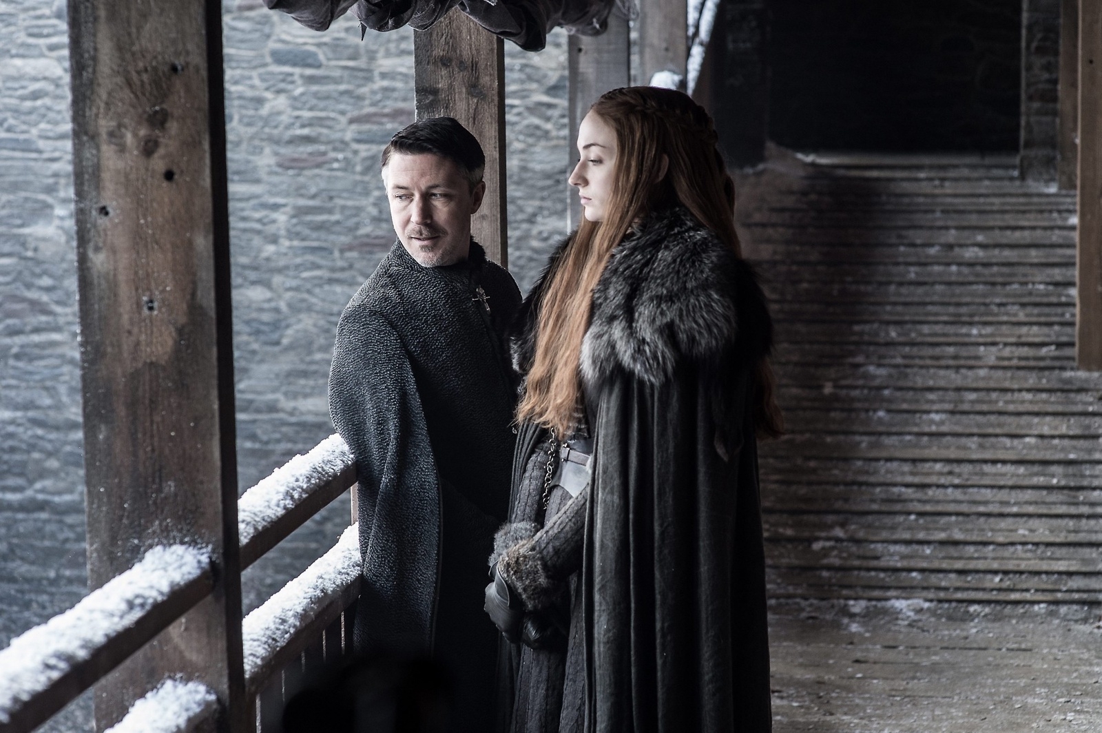 Bild 1: Aidan Gillen och Sophie Turner som Petyr ”Littlefinger” Baelish och Sansa Stark. Bild 2: Kit Harington som Jon Snow. Foto: HBO